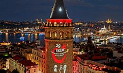 Cumhuriyet’in 103 yıllık ışığı Galata Kulesi’ni aydınlattı