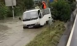 Eyüpsultan’da kamyonet şoförü yolda mahsur kaldı