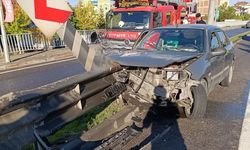 Bariyerlerin saplandığı otomobildeki çift yaralandı
