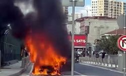 Avcılar’da seyir halindeki otomobil alev alev yandı