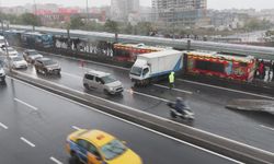 Beylikdüzü'nde kamyonet, metrobüs bariyerine çarptı