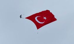 Mehmetçik, 3 bin metrekarelik Türk bayrağını dalgalandırdı