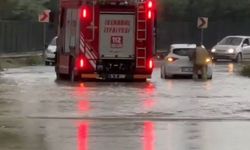 Beykoz'da göle dönen yolda mahsur kalan otomobili itfaiye eri iterek kurtardı