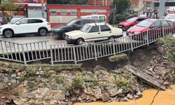 Beykoz’da köprünün duvarları çöktü, araçlar bariyerlere yaslandı