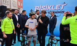 Bahçelievler’de 100 çocuğa bisiklet hediye edildi