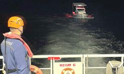 1915 Çanakkale Köprüsü önlerinde sürüklenen teknedeki 2 kişi kurtarıldı