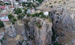 İki kayalığın üzerine kurulan ev yürekleri ağza getiriyor