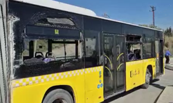Sürücüsünün direksiyon hakimiyetini kaybettiği İETT otobüsü, duvara çarptı