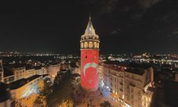 İstanbul'un 103. kurtuluş yıl dönümünde Galata Kulesi Türk bayrağıyla aydınlatıldı