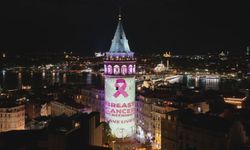 Galata Kulesi pembe ışıklarla aydınlatıldı