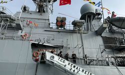 Dolmabahçe açıklarında demirleyen TCG Kemalreis’e yoğun ilgi