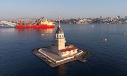 Dev boru döşeme gemisi İstanbul Boğazı'ndan geçti