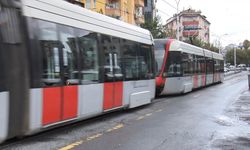 Güngören’de tramvay ve ticari minibüs çarpıştı