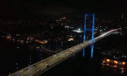 İstanbul Boğazı’ndaki köprüler turkuaz renge büründü
