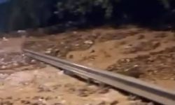 Kartal’da sel suları toprağı sürükledi