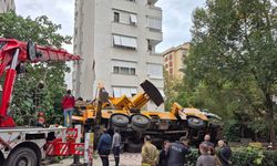 Kadıköy'de devrilen vinç 11 katlı binanın girişine çarptı