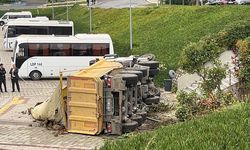 Avcılar'da hafriyat kamyonu sular altında kaldı