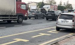 E-5 karayolunda bariyerlere çarpan kamyon yan attı