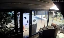 Ümraniye'de motosikletin hafif ticari araca çarptığı kaza kamerada