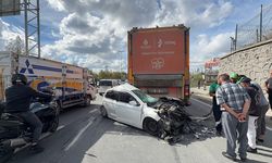 Arnavutköy’de iki kamyonun arasında kalan otomobil hurdaya döndü