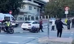 Beyoğlu’nda otomobil motosikletle çarpıştı