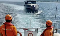 Çanakkale Boğazı'nda sürüklenen tekne kurtarıldı