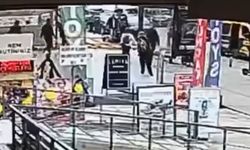 Kadıköy’de inşaat kaplaması iki kardeşin üzerine devrildi: O anlar kamerada