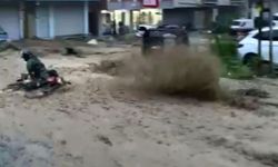 Sel sularına kapılan motokuryenin zor anları kamerada
