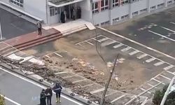 Sultangazi’de sağanak nedeniyle okulun istinat duvarı çöktü