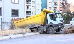 Pendik’te freni boşalan hafriyat kamyonu iş yerine girdi