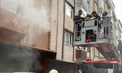 Sultangazi’de 4 katlı binada çıkan yangında mahsur kalanlar itfaiye tarafından kurtarıldı