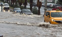 Sağanak; cadde ve sokaklar göle döndü