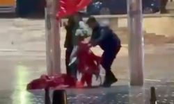Taksim Meydanı'nda yere düşen Türk bayrağını polis kaldırdı