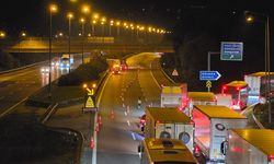 Kimyasal madde yüklü tır devrildi, İstanbul yönü trafiğe kapatıldı