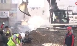 Maltepe'de enkaz altında kalan araçlar kaldırılıyor