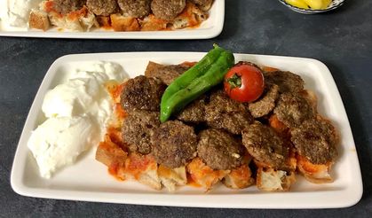Böyle köfte yemediniz! Pideli köfte tarifi