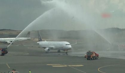 Filenin Sultanları'nı taşıyan uçak havacılık geleneği 'su tagı'yla karşılandı