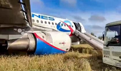Rusya’da tarlaya acil iniş yapan yolcu uçağının görüntüleri