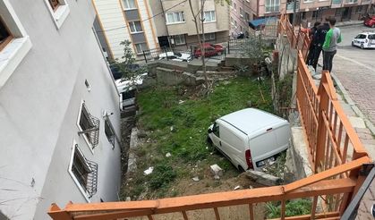 Kağıthane’de hafif ticari araç apartman bahçesine düştü