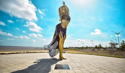 Shakira’nın bronz heykeli dikildi