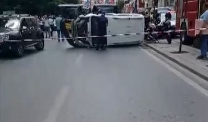 Alkollü sürücü park halindeki araca çarptı: Trafik kilitlendi