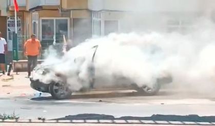 Büyükçekmece'de park halindeki otomobil kendiliğinden alev aldı