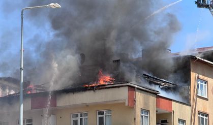 Ümraniye'de binanın çatısında çıkan yangın yandaki binaya da sıçradı