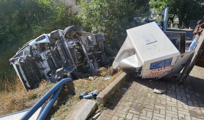Sürücüsünün navigasyon yönlendirmesiyle yokuş aşağı inen tır kontrolden çıkarak boş araziye devrildi