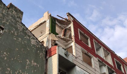 Bayrampaşa'da balkon çöktü: 2 araç kullanılmaz hale geldi