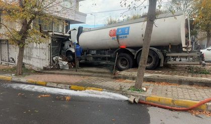 Küçükçekmece'de İSKİ'ye ait su tankeri iş yerine girdi