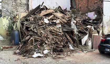 Beyoğlu'nda kısmi çökme yaşanan ahşap bina tamamen yıkıldı