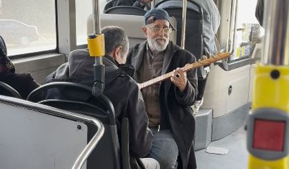 İETT otobüsünde türkü molası: Yolcular hem şaşırdı hem keyif aldı