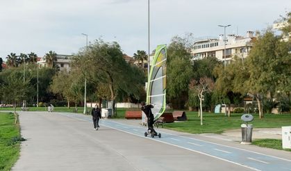 Deniz rüzgarıyla karada sörf yaptı