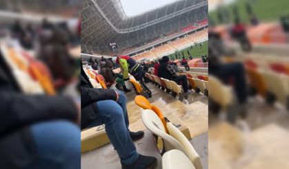 Polis, üşüyen çocuğa kendi çorabını çıkarıp giydirdi